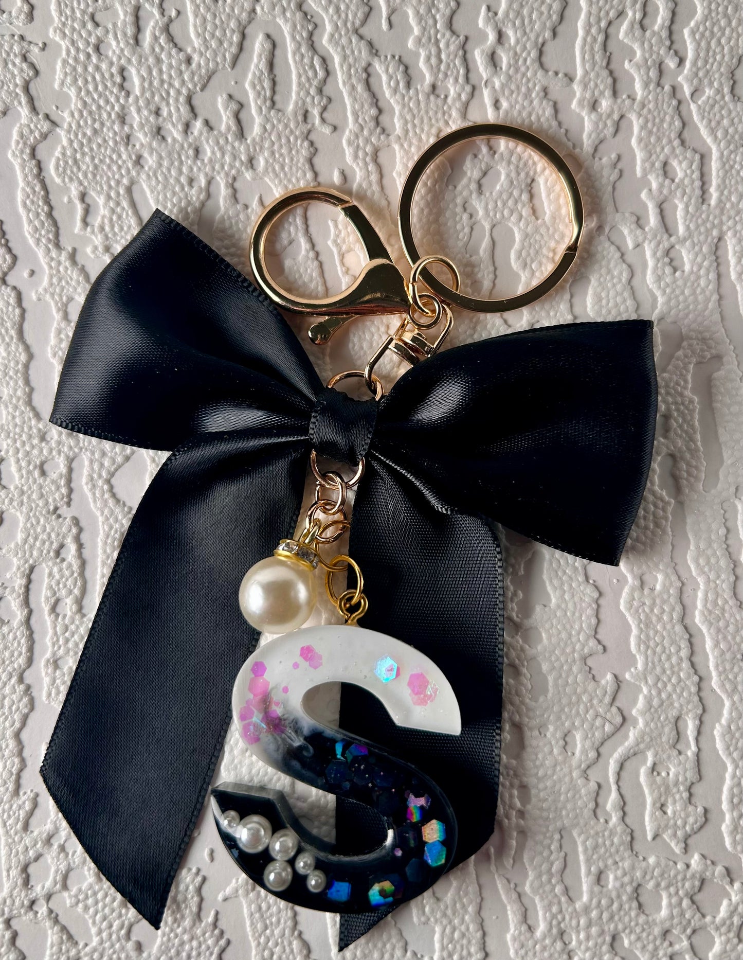 Letter keychain with bow