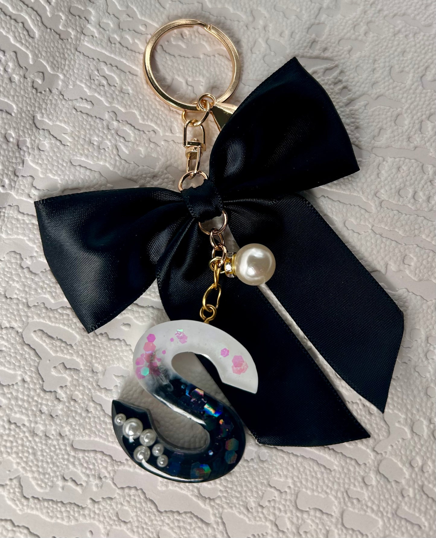 Letter keychain with bow